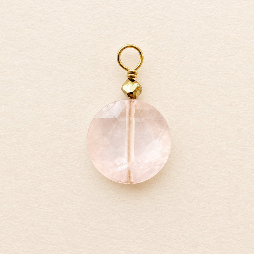 Charm de cuarzo rosa — grande, redondo y plano
