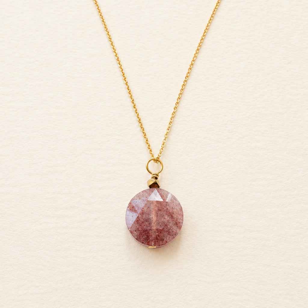 Collier pendentif quartz fraise grande ronde plate & hématite dorée — chaîne plaquée or