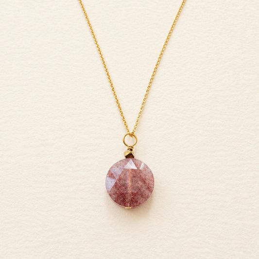 Collier pendentif quartz fraise grande ronde plate & hématite dorée — chaîne plaquée or