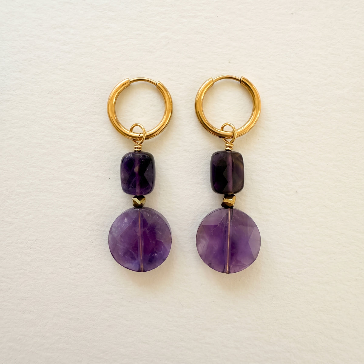 Boucles d'oreilles améthyste double rondes plates, anneaux plaqués or — RÉALISE Paris