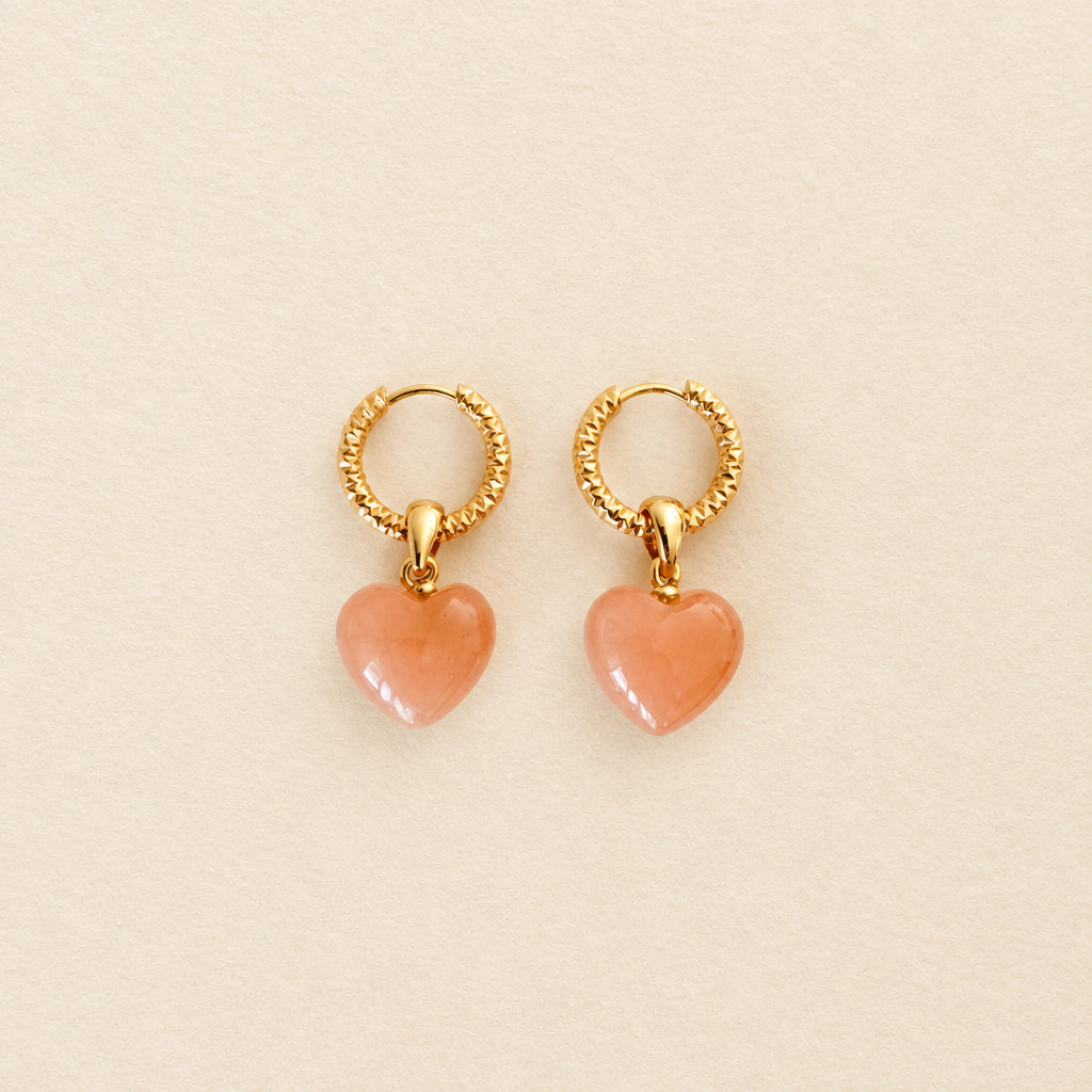 Boucles d'oreilles pierre de soleil cœur bombé — anneaux ciselés