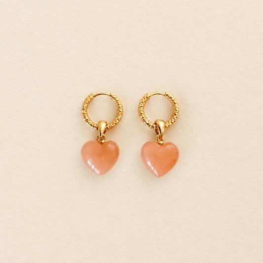 Boucles d'oreilles pierre de soleil cœur bombé — anneaux ciselés