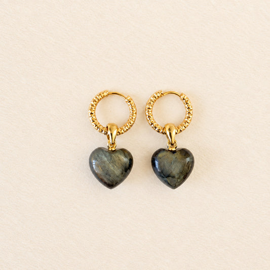 Boucles d'oreilles labradorite cœur bombé — anneaux ciselés