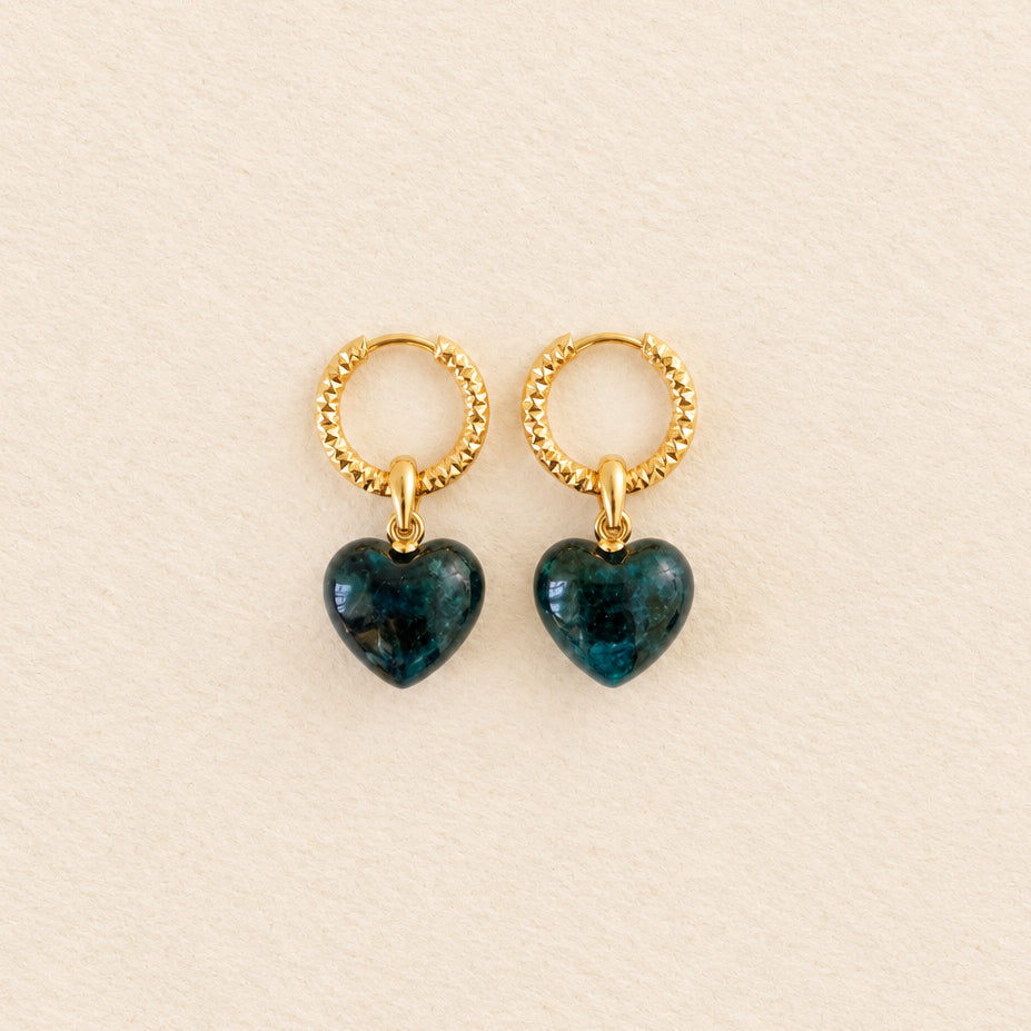 Pendientes de apatita corazón abombado — aros cincelados