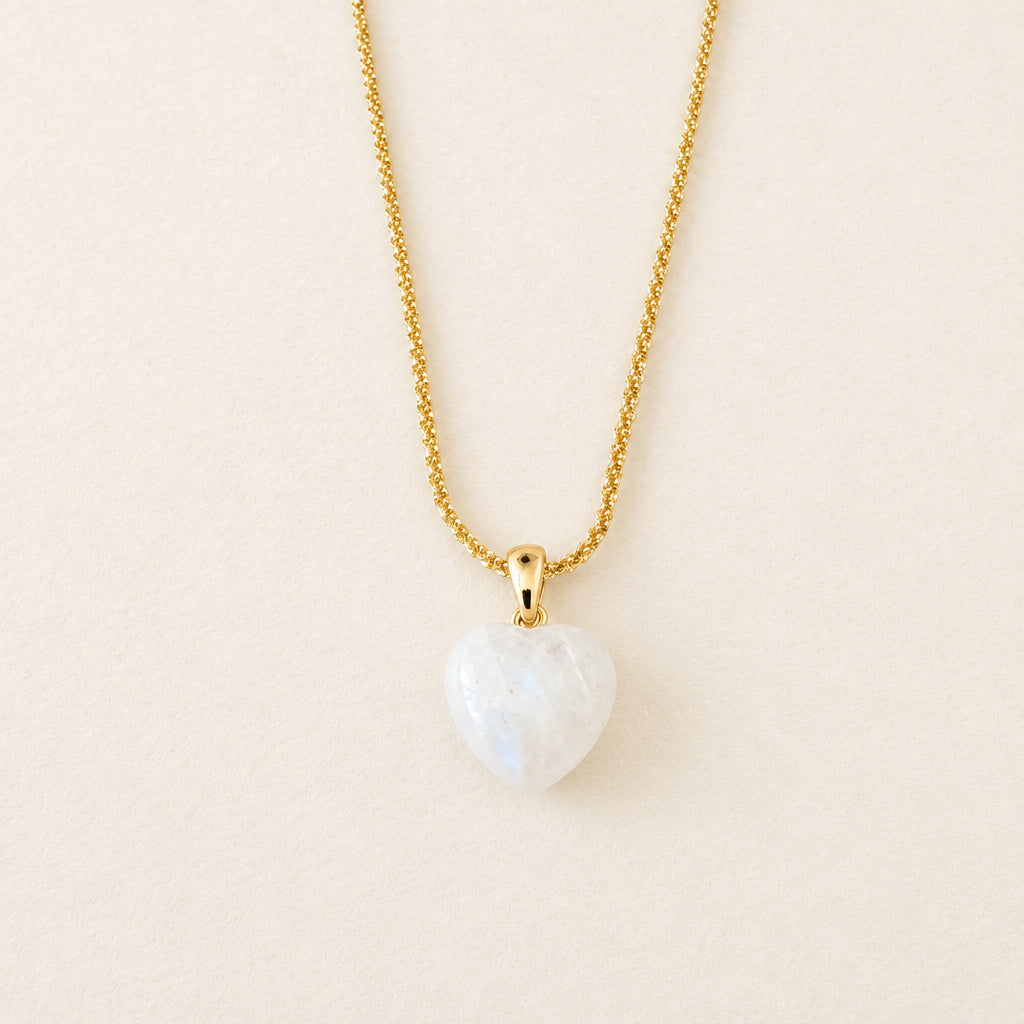 Collier pendentif cœur bombé pierre de lune, chaîne plaquée or — RÉALISE Paris