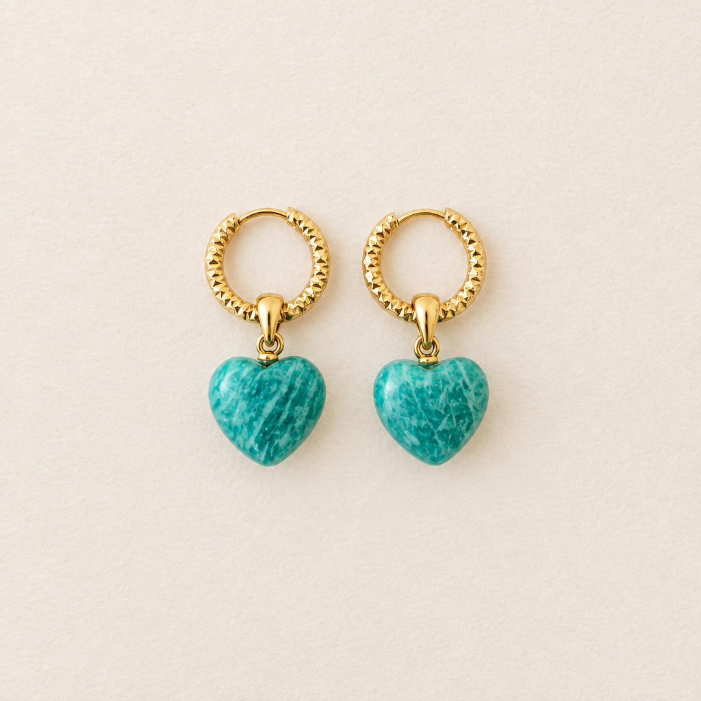 Pendientes de amazonita en forma de corazón abombado — aros cincelados