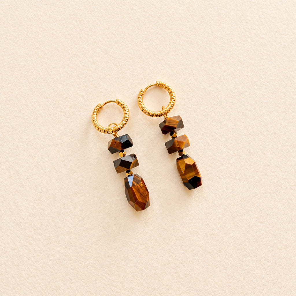 Boucles d'oreilles œil de tigre empilé, anneaux ciselés — RÉALISE Paris