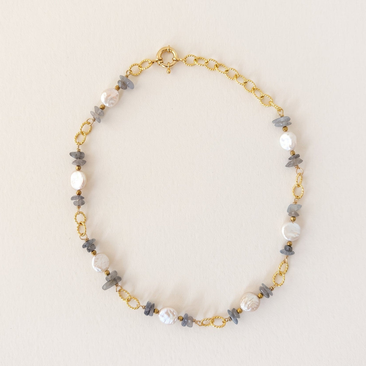Collier perles d'eau douce & galets de labradorite, chaîne plaquée or 45 cm — RÉALISE Paris