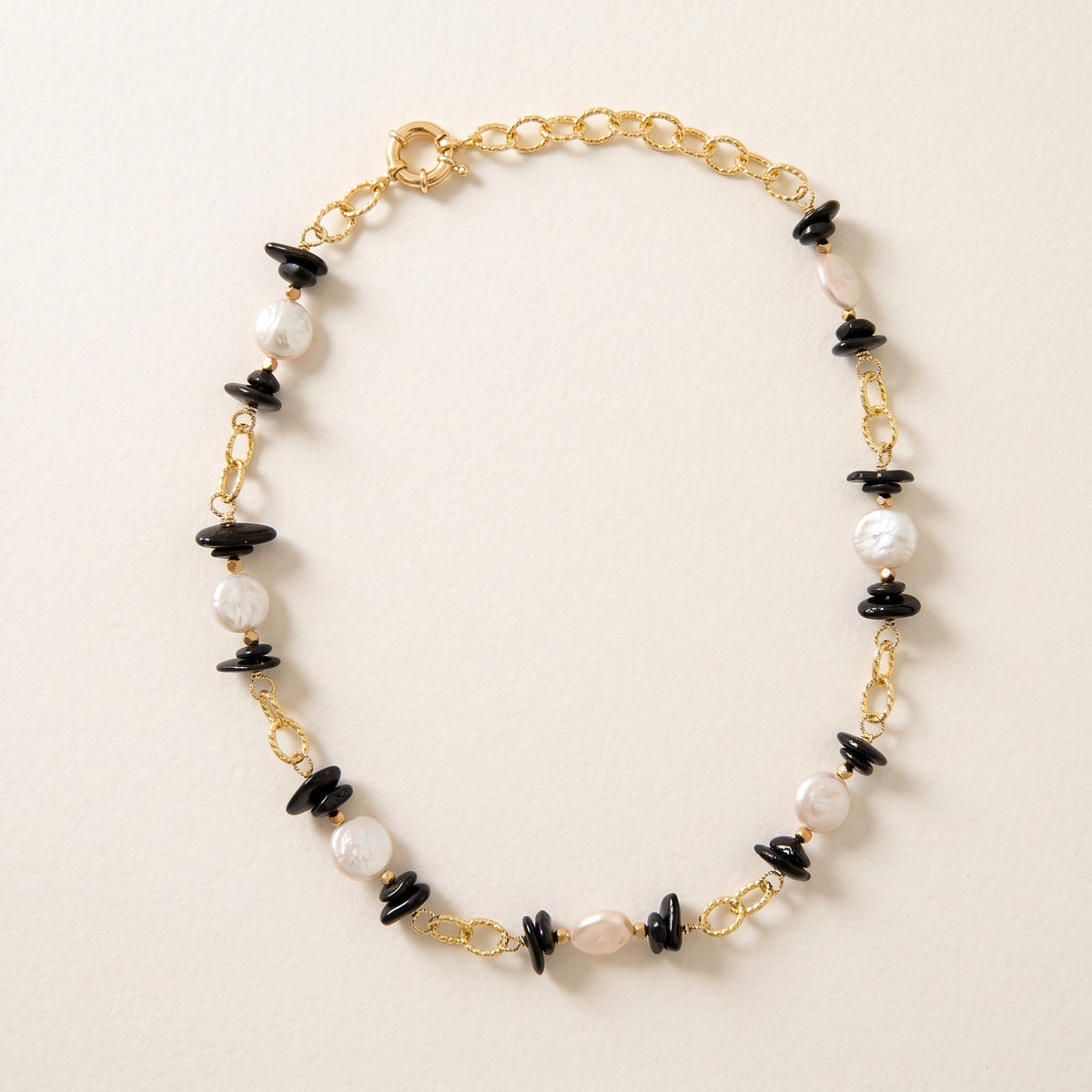 Collier perles d'eau douce & galets d'onyx, chaîne plaquée or 45 cm — RÉALISE Paris