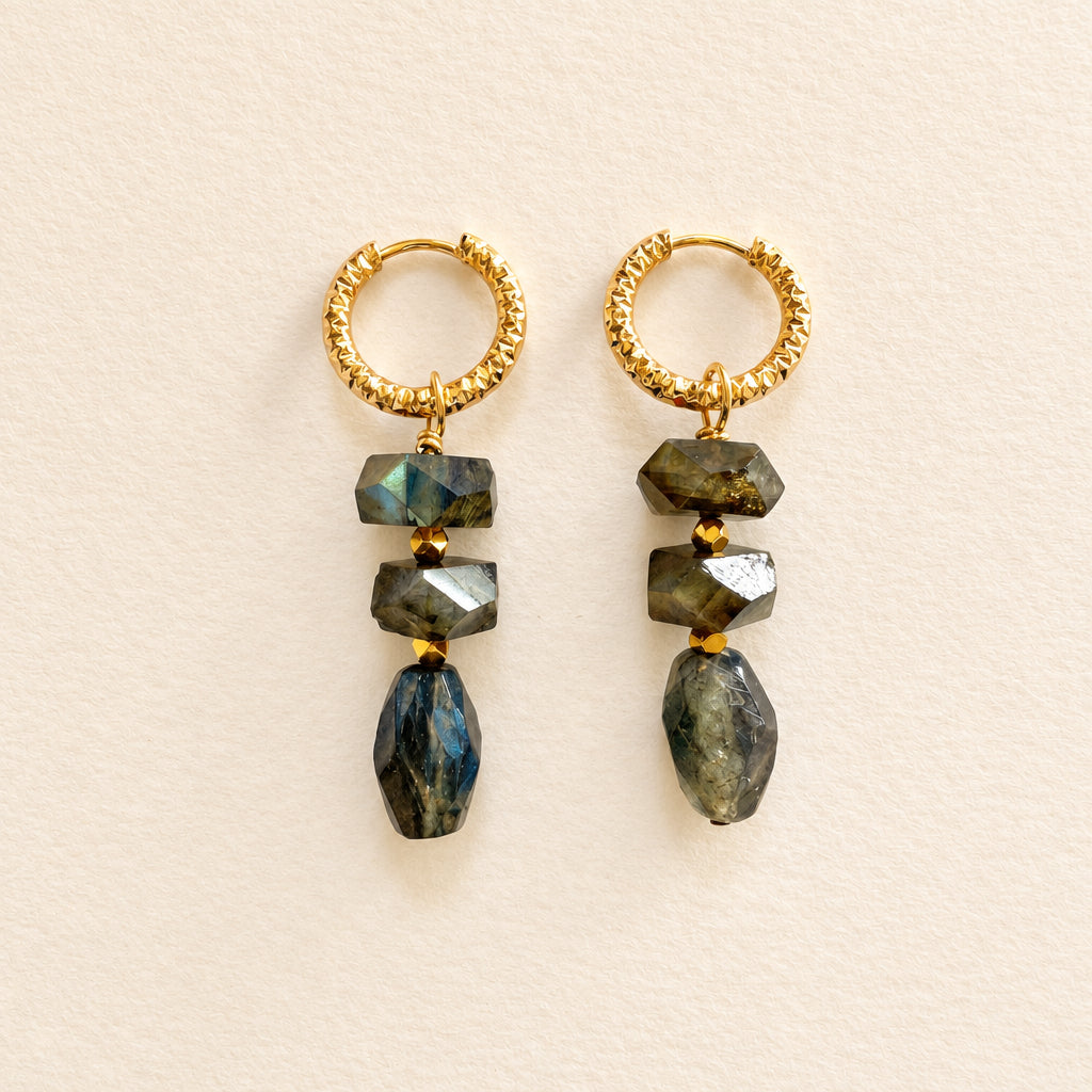 Boucles d'oreilles labradorite empilé, anneaux ciselés — RÉALISE Paris