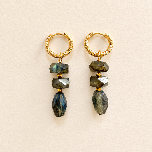 Boucles d'oreilles labradorite empilé, anneaux ciselés — RÉALISE Paris