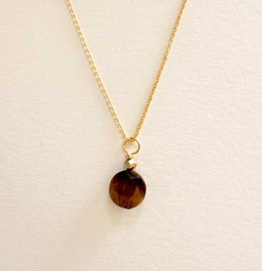 Collier pendentif œil de tigre ronde facettée & hématite dorée, chaîne plaquée or — RÉALISE Paris