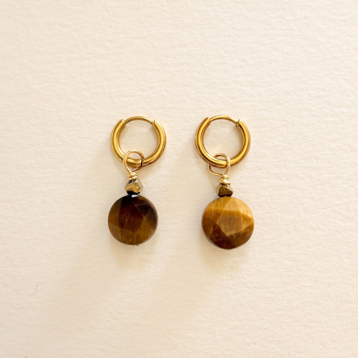 Boucles d'oreilles œil de tigre ronde facettée, anneaux plaqués or — RÉALISE Paris