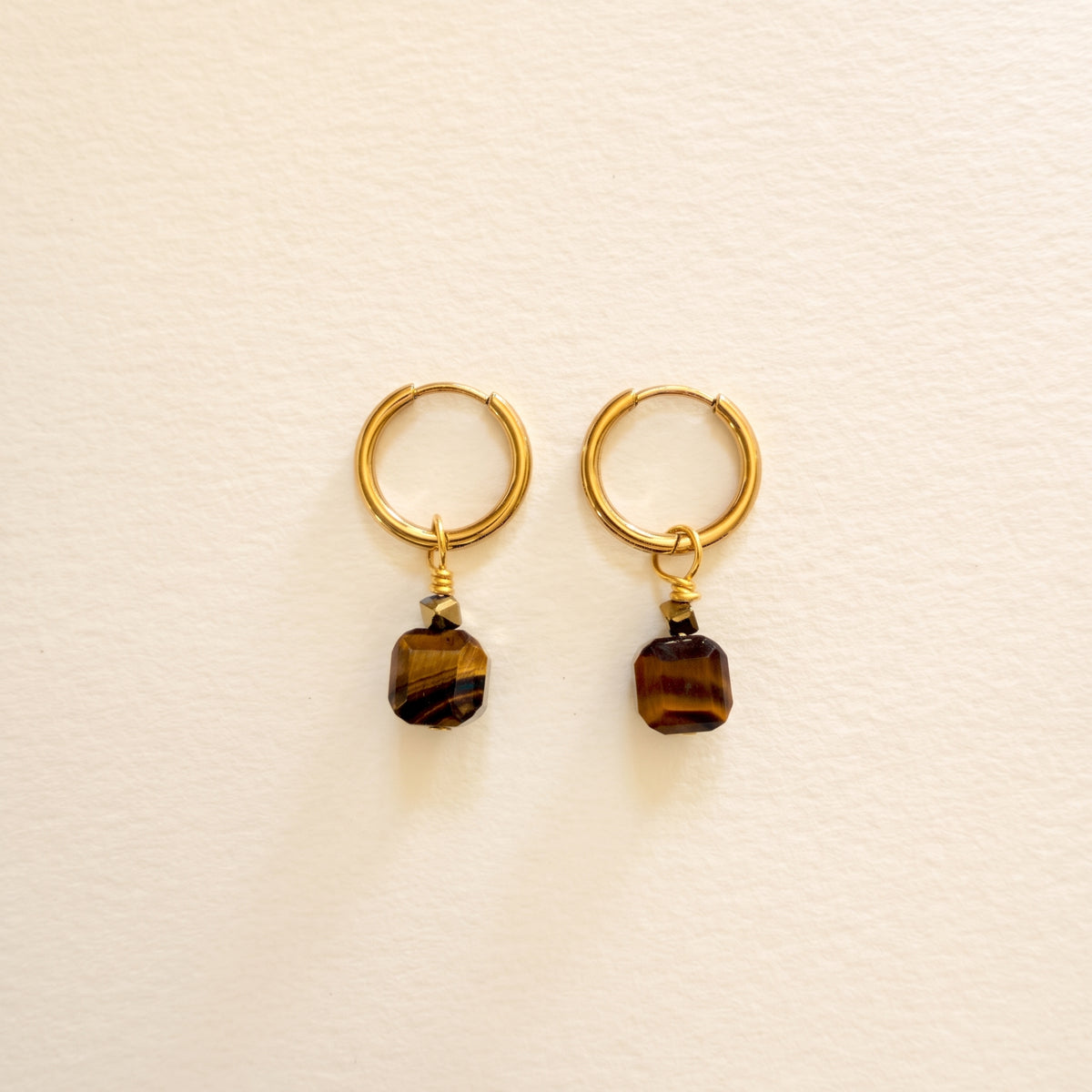 Boucles d'oreilles œil de tigre cube facetté, anneaux plaqués or — RÉALISE Paris