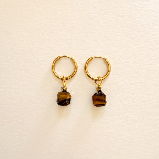 Boucles d'oreilles œil de tigre cube facetté, anneaux plaqués or — RÉALISE Paris