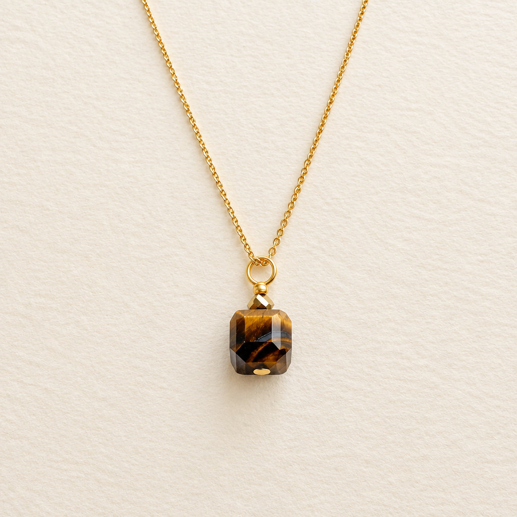 Collier pendentif œil de tigre cube facetté & hématite dorée, chaîne plaquée or — RÉALISE Paris