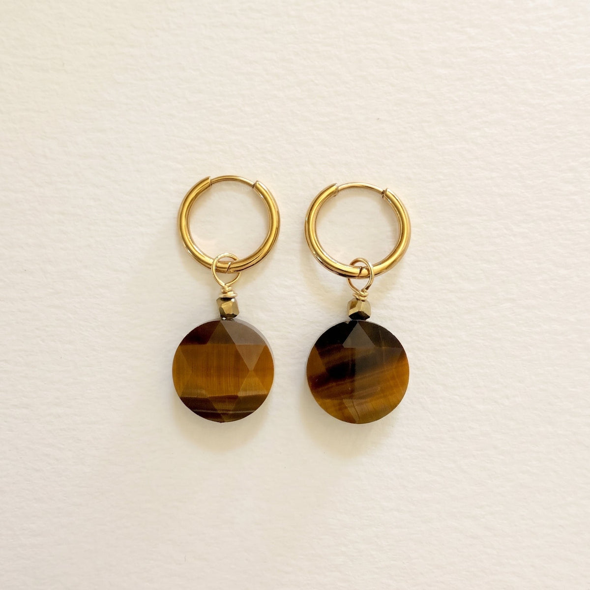 Boucles d'oreilles œil de tigre grande ronde plate — anneaux plaqués or