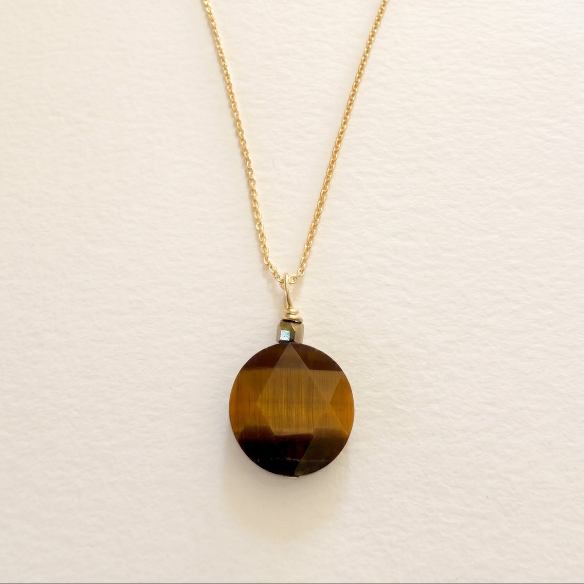 Collier pendentif œil de tigre grande ronde plate & hématite dorée — chaîne plaquée or