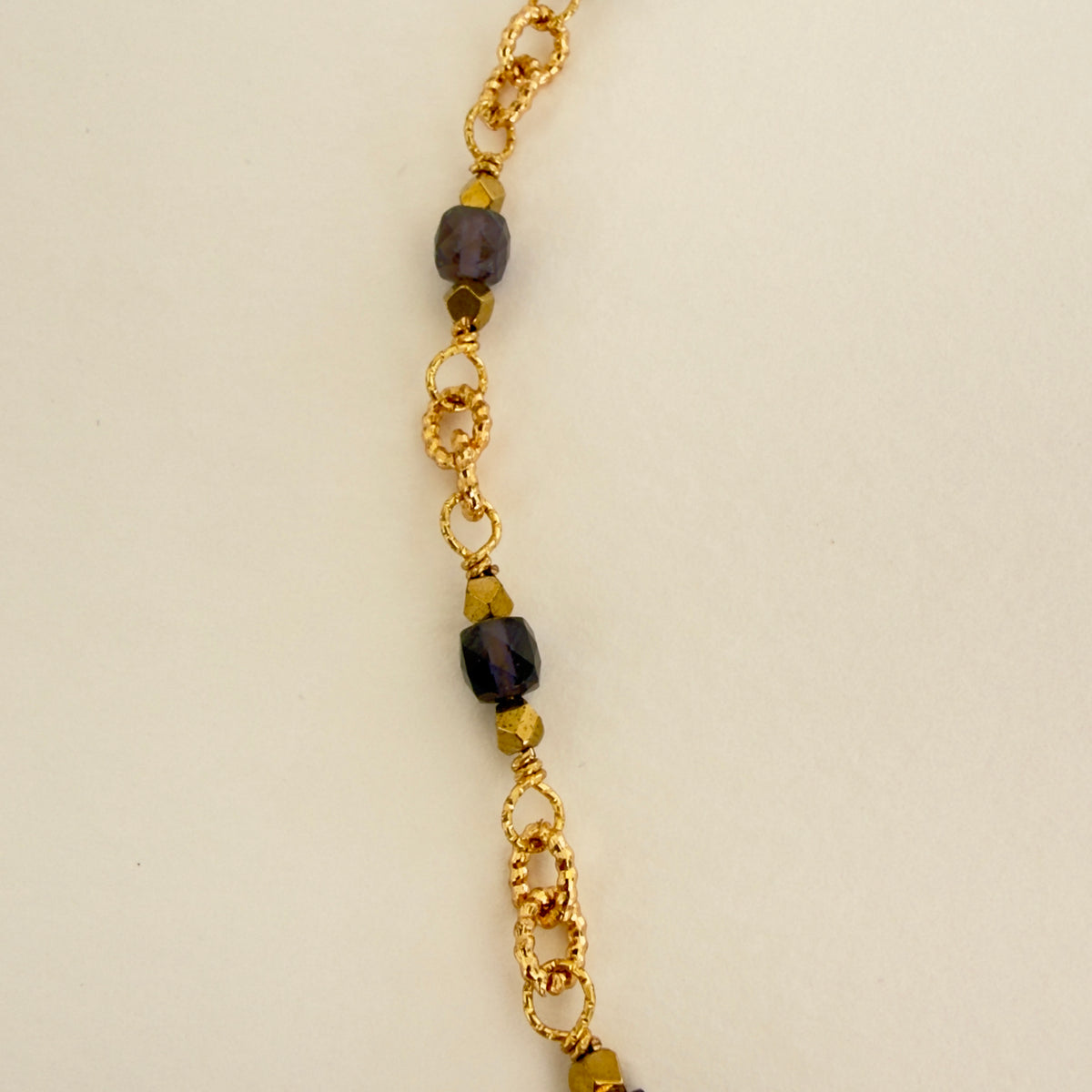 Collier chaîne iolite, perles 4 mm, plaqué or 43 cm — RÉALISE Paris
