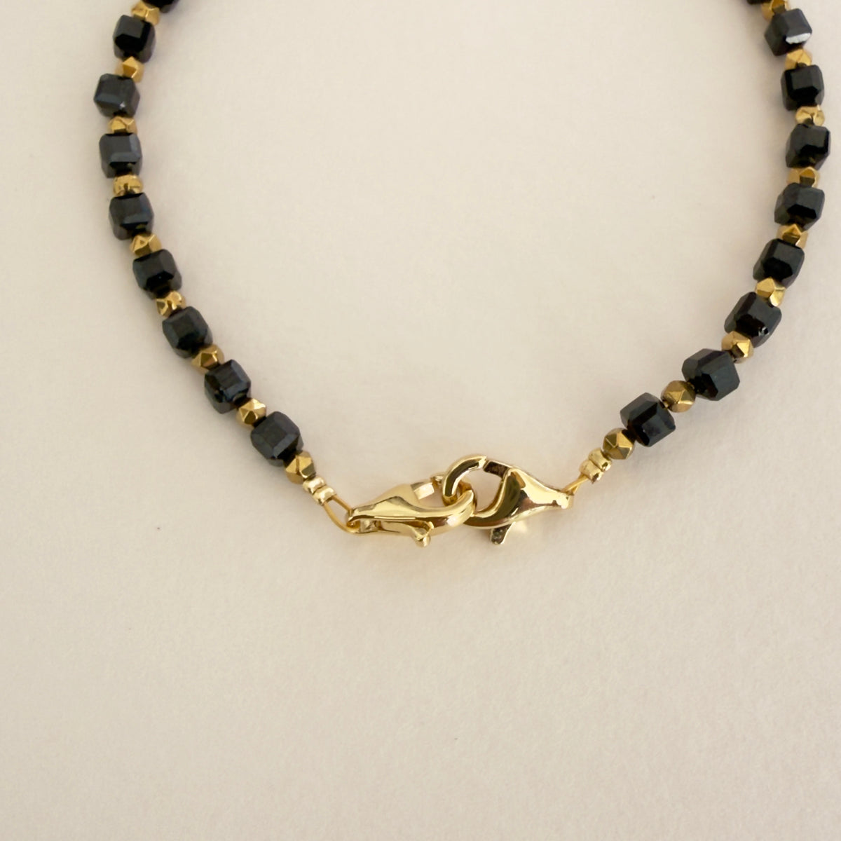Bracelet onyx, cubes facettés 4 mm & hématite dorée — RÉALISE Paris