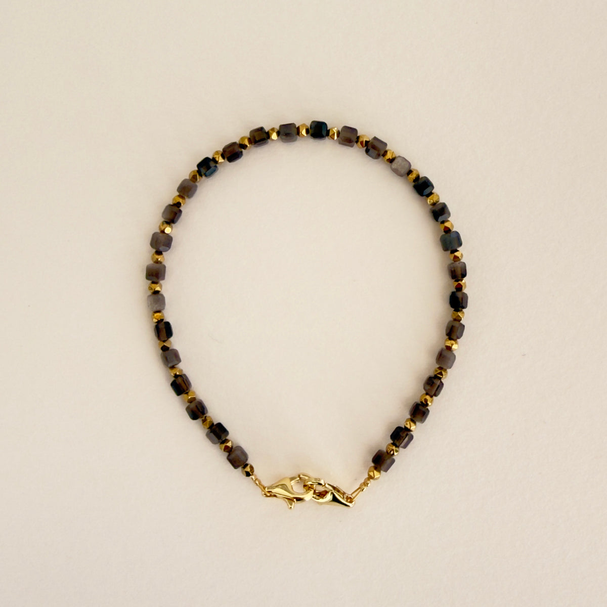Bracelet obsidienne, cubes facettés 4 mm & hématite dorée — RÉALISE Paris