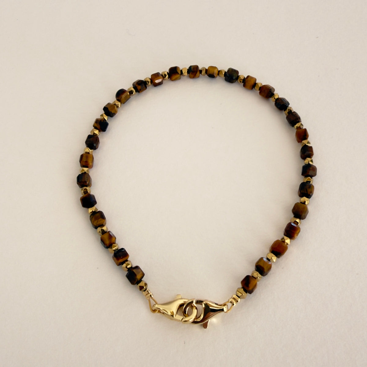 Bracelet œil de tigre, cubes facettés 4 mm & hématite dorée — RÉALISE Paris
