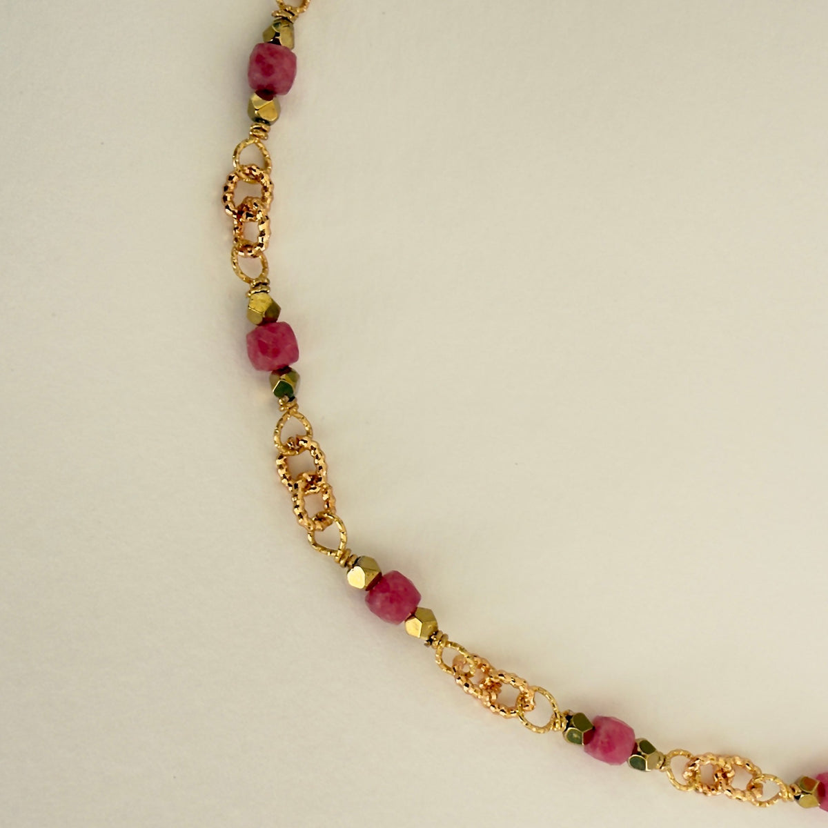 Collar de cadena de rodonita — cuentas de 4 mm, chapado en oro 43 cm