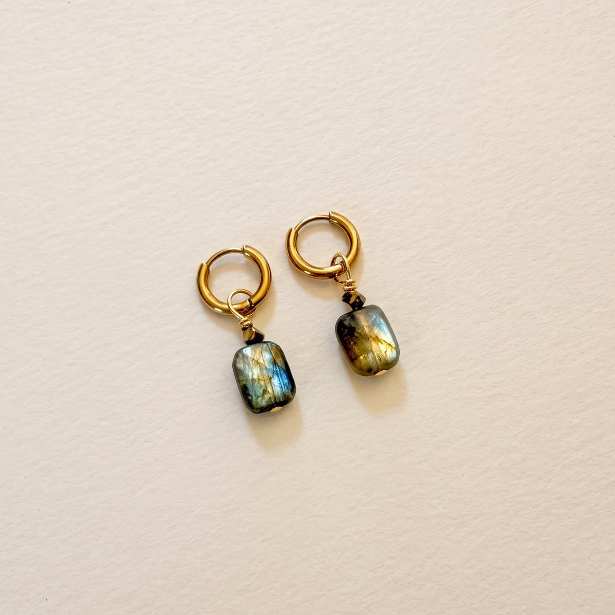 Boucles d'oreilles labradorite rectangle, anneaux plaqués or — RÉALISE Paris