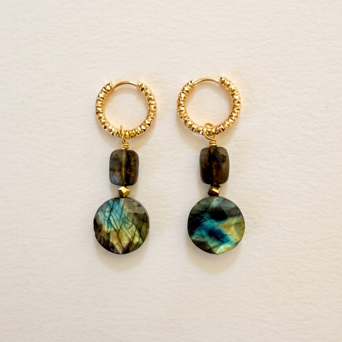 Boucles d'oreilles labradorite double ronde plate & rectangle, anneaux ciselés — RÉALISE Paris