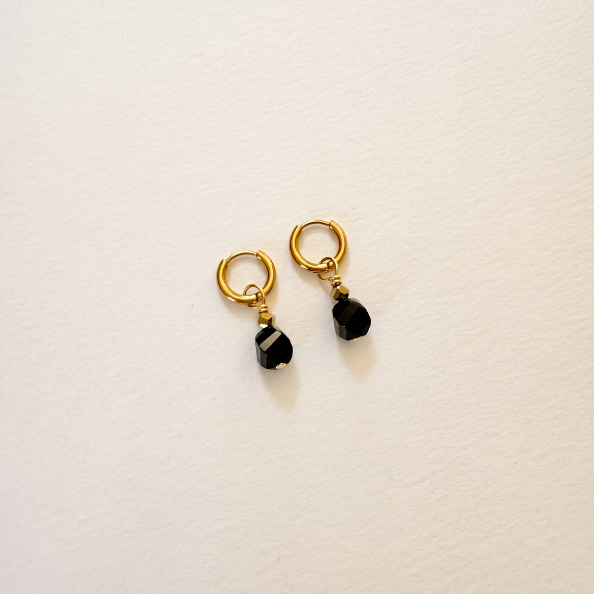 Boucles d'oreilles onyx ronde facettée, anneaux plaqués or — RÉALISE Paris