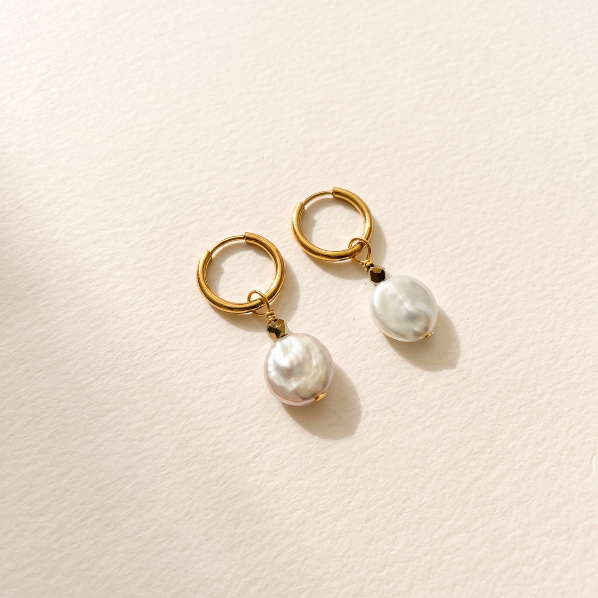 Boucles d'oreilles perle d'eau douce plate & hématite dorée, anneaux plaqués or — RÉALISE Paris