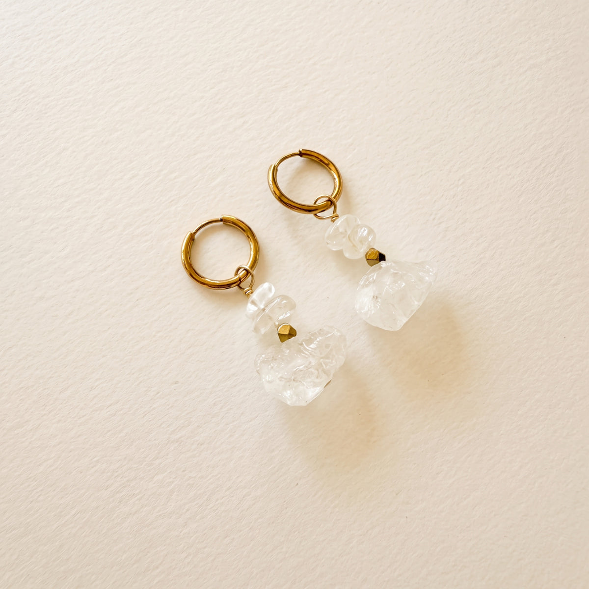 Boucles d'oreilles cristal de roche brut & hématite dorée, anneaux plaqués or — RÉALISE Paris