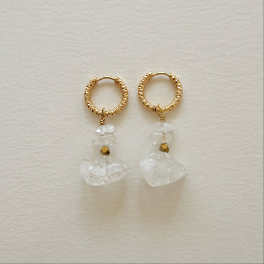 Boucles d'oreilles cristal de roche brut & hématite dorée, anneaux ciselés — RÉALISE Paris