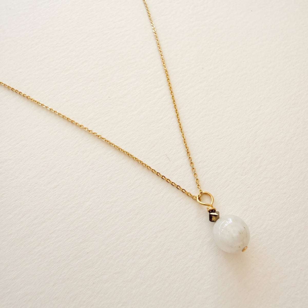 Collier pendentif pierre de lune petite ronde facettée & hématite dorée, chaîne plaquée or — RÉALISE Paris