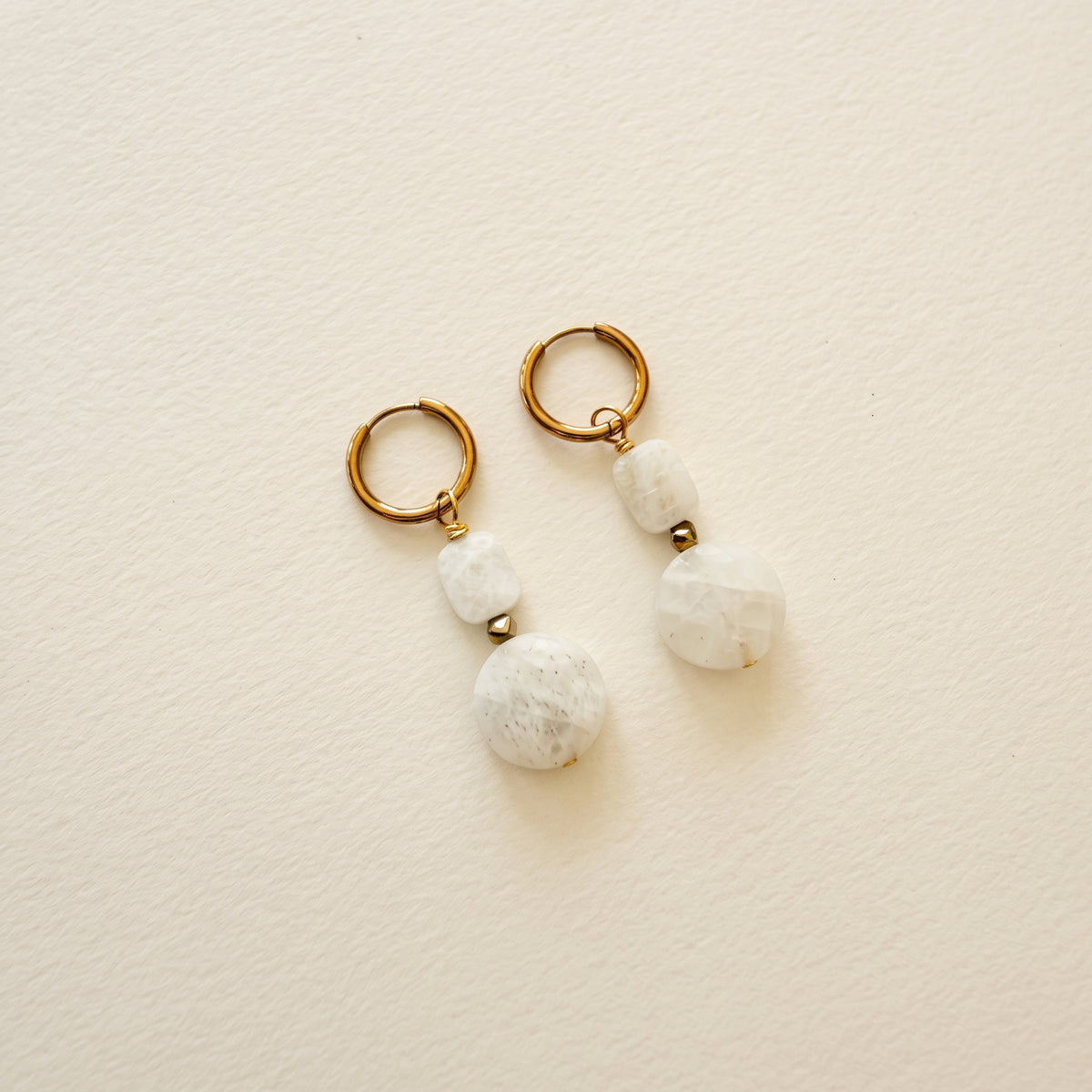 Boucles d'oreilles pierre de lune double ronde plate & rectangle, anneaux plaqués or — RÉALISE Paris