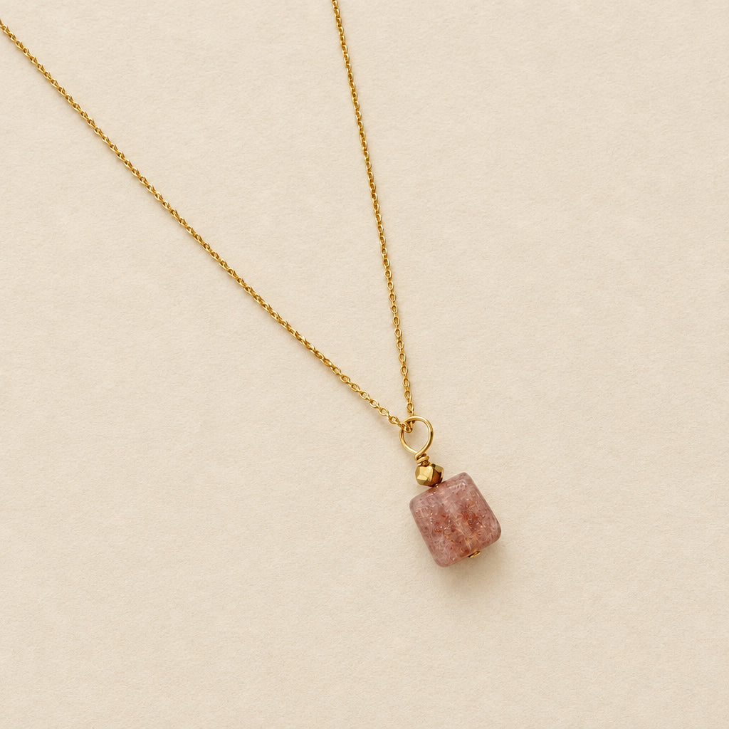 Collier pendentif quartz fraise carré plat & hématite dorée, chaîne plaquée or — RÉALISE Paris