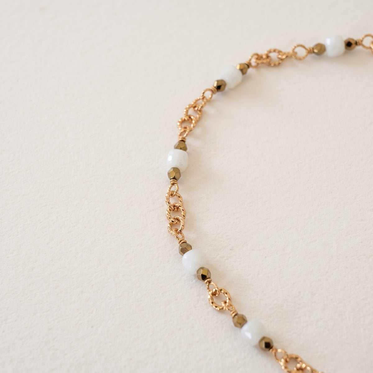 Collier chaîne pierre de lune, perles 4 mm, plaqué or 43 cm — RÉALISE Paris