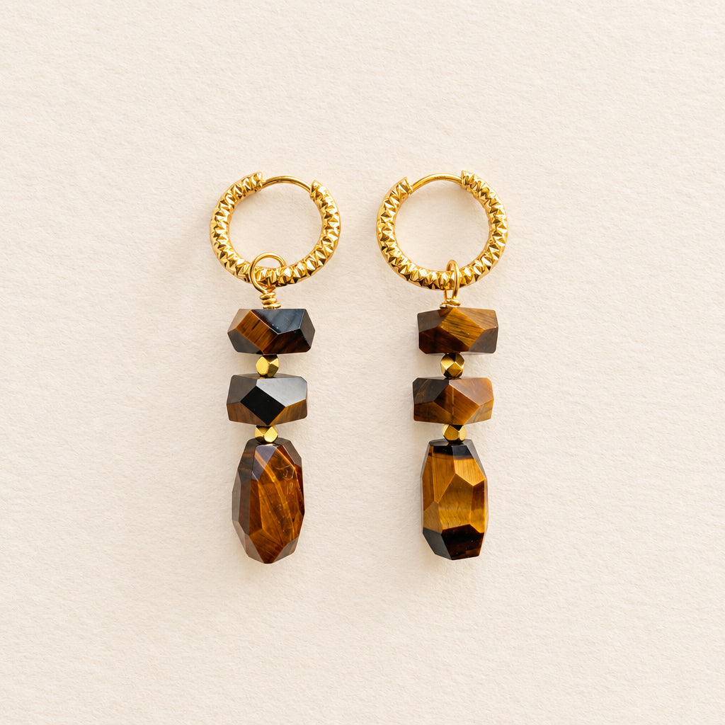 Boucles d'oreilles œil de tigre empilé, anneaux ciselés — RÉALISE Paris
