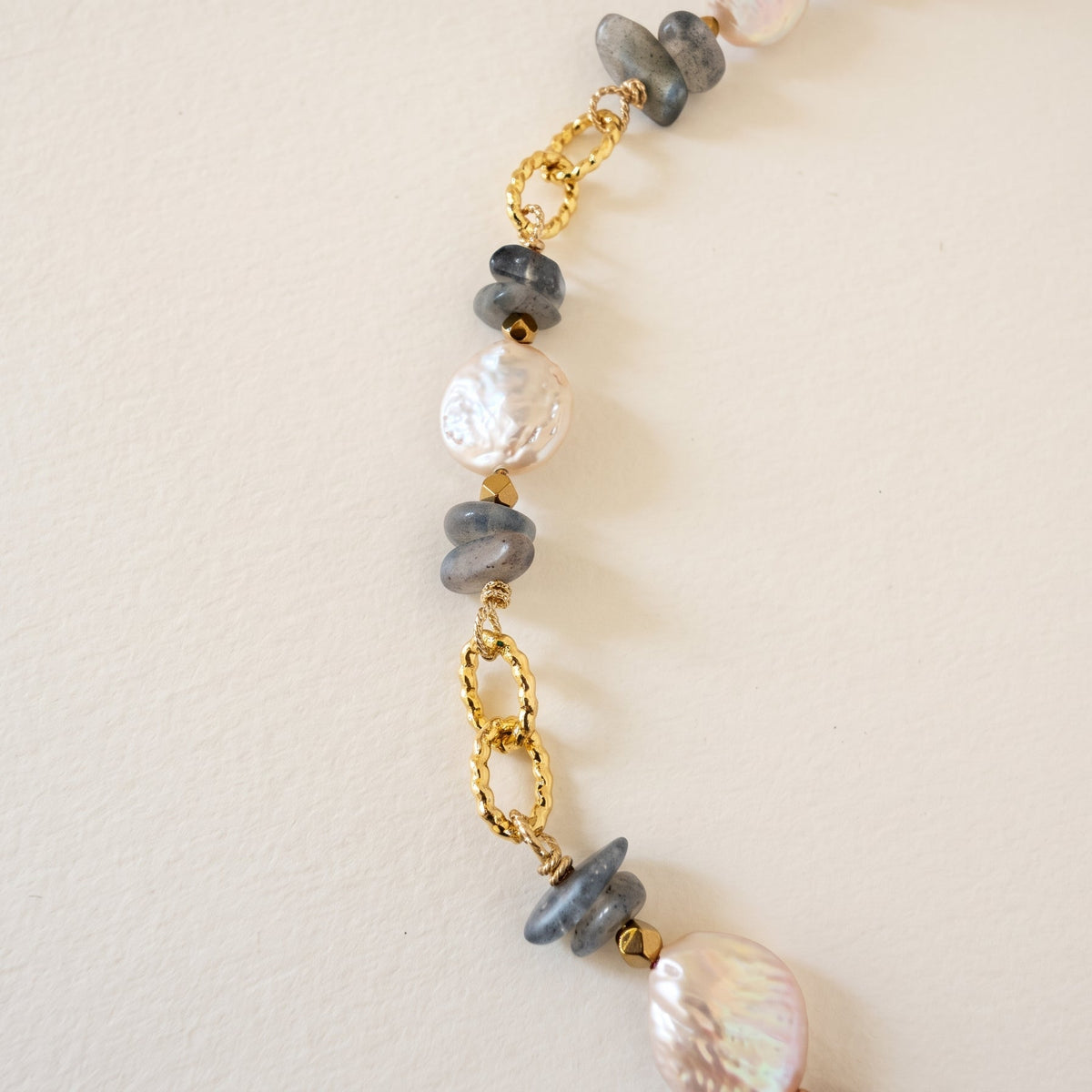 Collier perles d'eau douce & galets de labradorite, chaîne plaquée or 45 cm — RÉALISE Paris