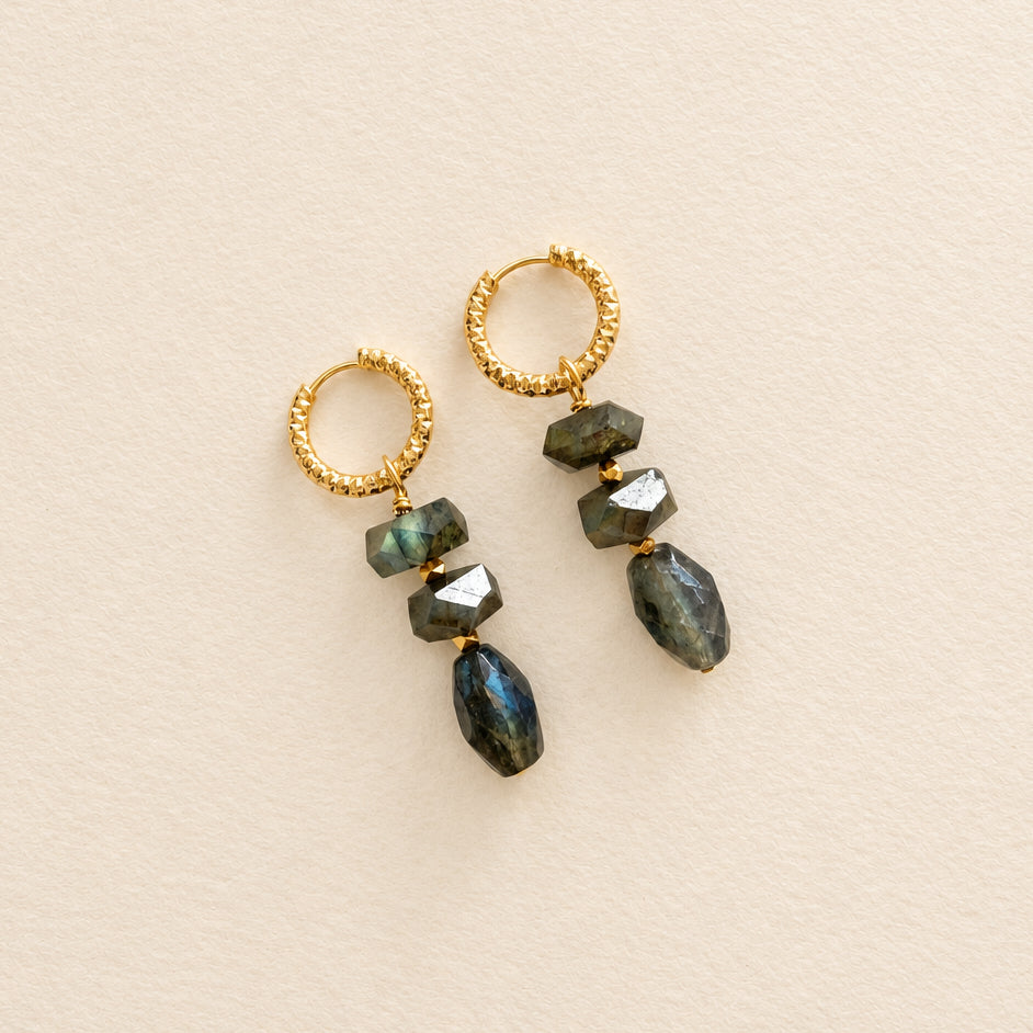 Boucles d'oreilles labradorite empilé, anneaux ciselés — RÉALISE Paris