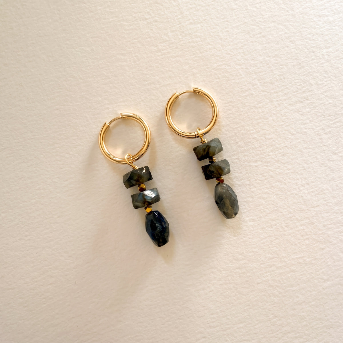 Boucles d'oreilles labradorite empilé, anneaux plaqués or — RÉALISE Paris