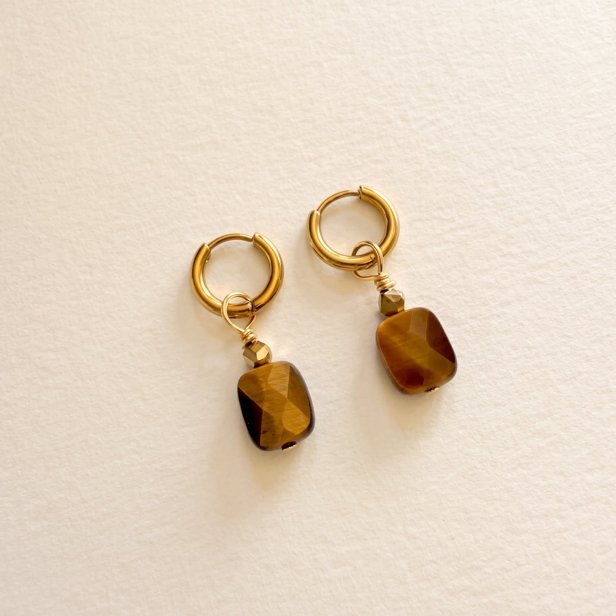 Boucles d'oreilles œil de tigre rectangle, anneaux plaqués or — RÉALISE Paris