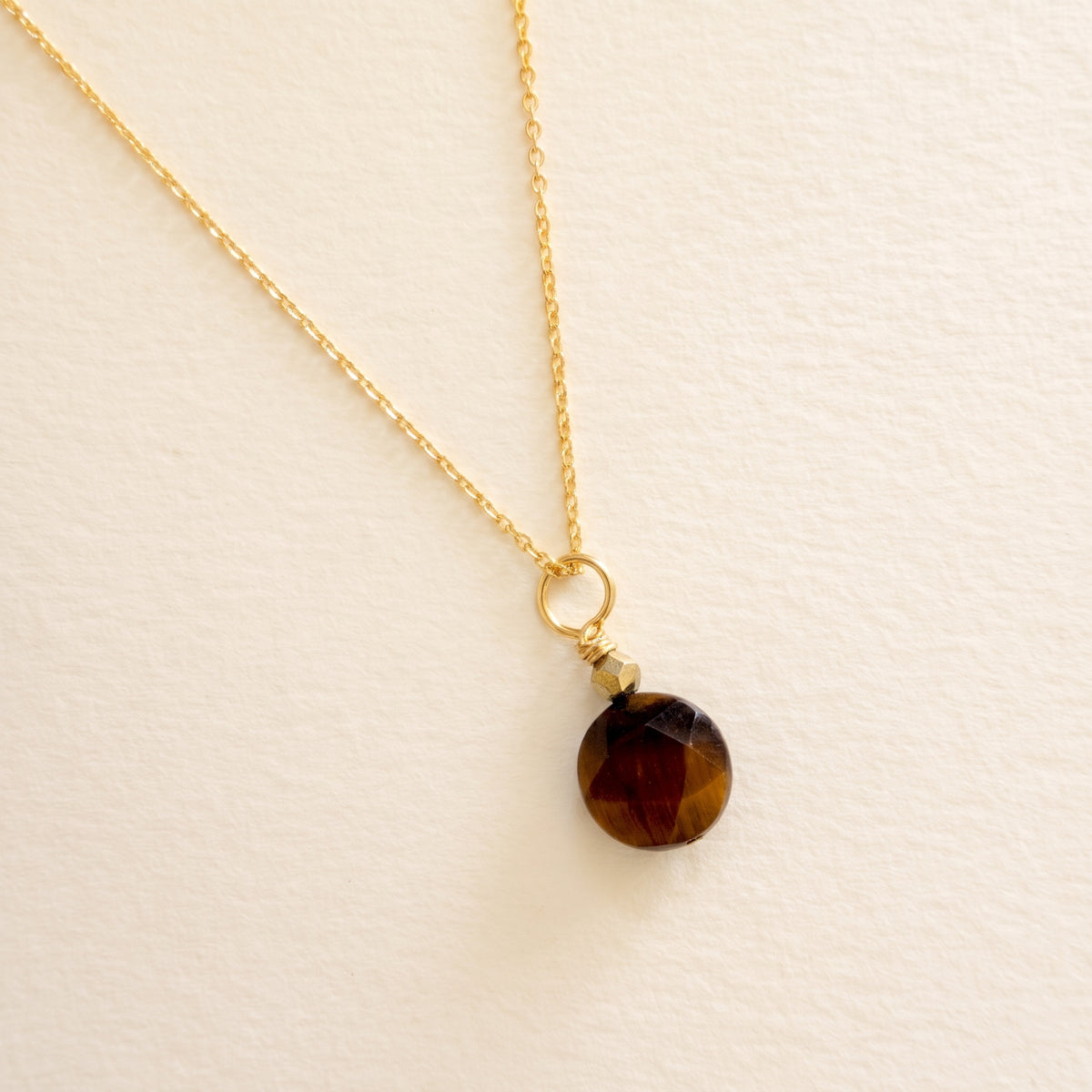 Collier pendentif œil de tigre ronde facettée & hématite dorée, chaîne plaquée or — RÉALISE Paris