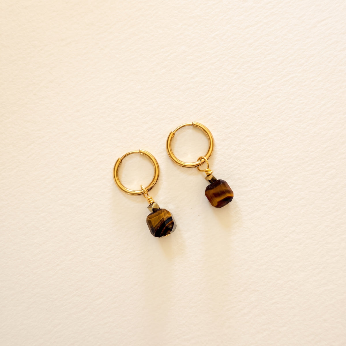 Boucles d'oreilles œil de tigre cube facetté, anneaux plaqués or — RÉALISE Paris