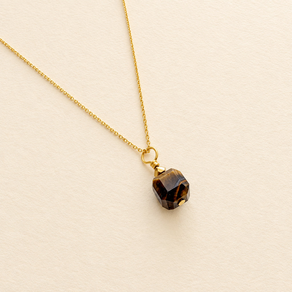 Collier pendentif œil de tigre cube facetté & hématite dorée, chaîne plaquée or — RÉALISE Paris