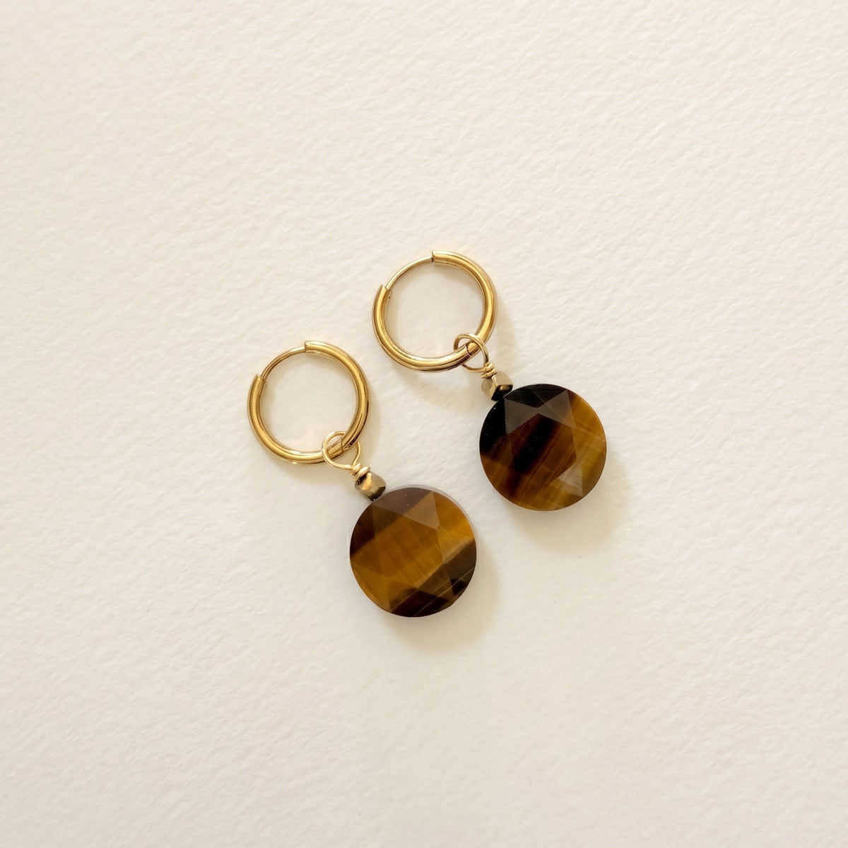 Boucles d'oreilles œil de tigre grande ronde plate — anneaux plaqués or