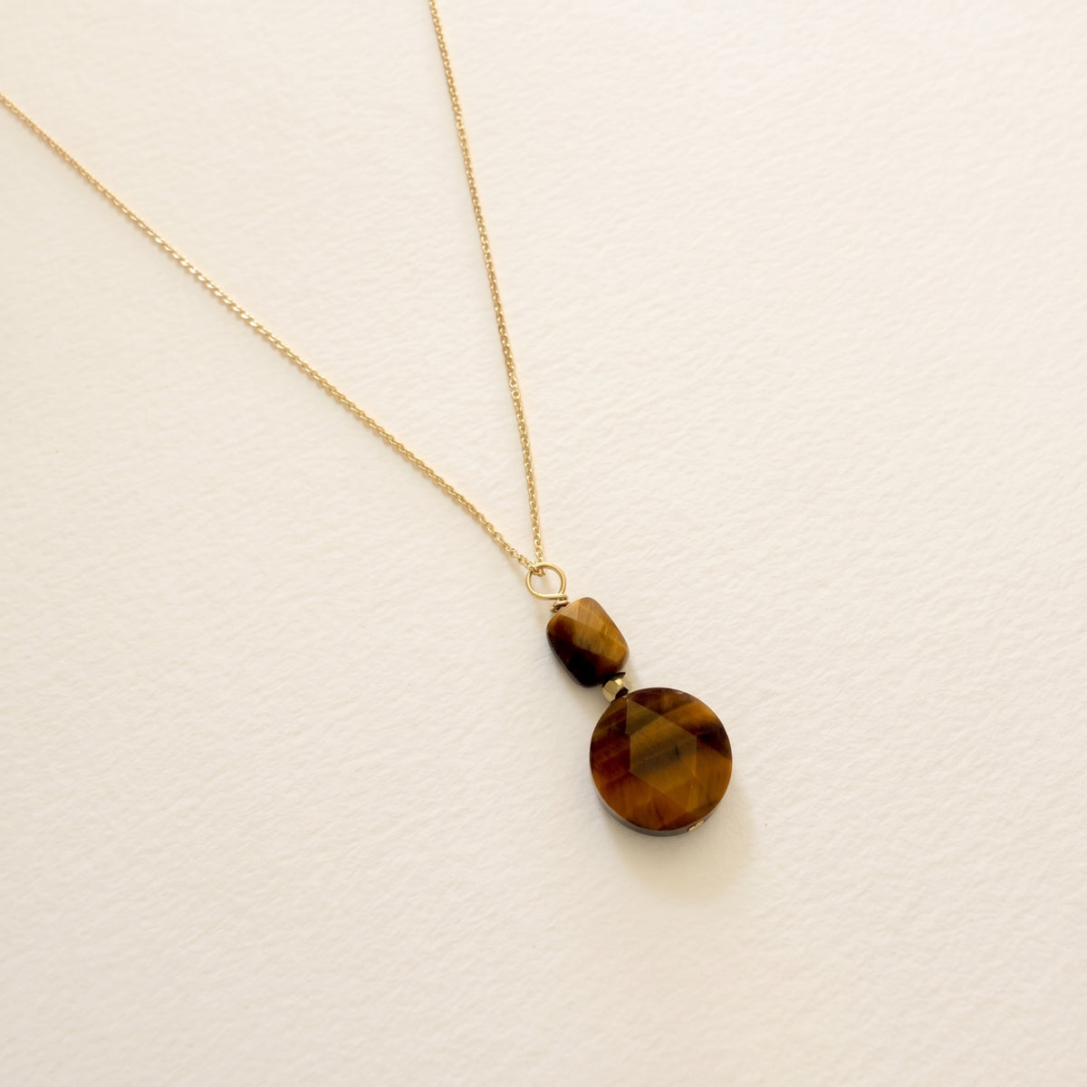 Collier pendentif œil de tigre double ronde plate & rectangle, chaîne plaquée or — RÉALISE Paris