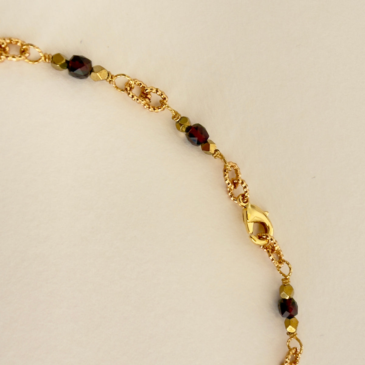 Collier chaîne grenat, perles 4 mm, plaqué or 43 cm — RÉALISE Paris