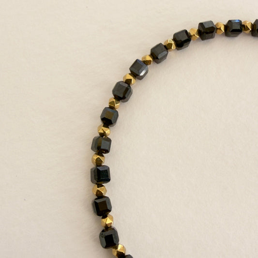 Bracelet onyx, cubes facettés 4 mm & hématite dorée — RÉALISE Paris