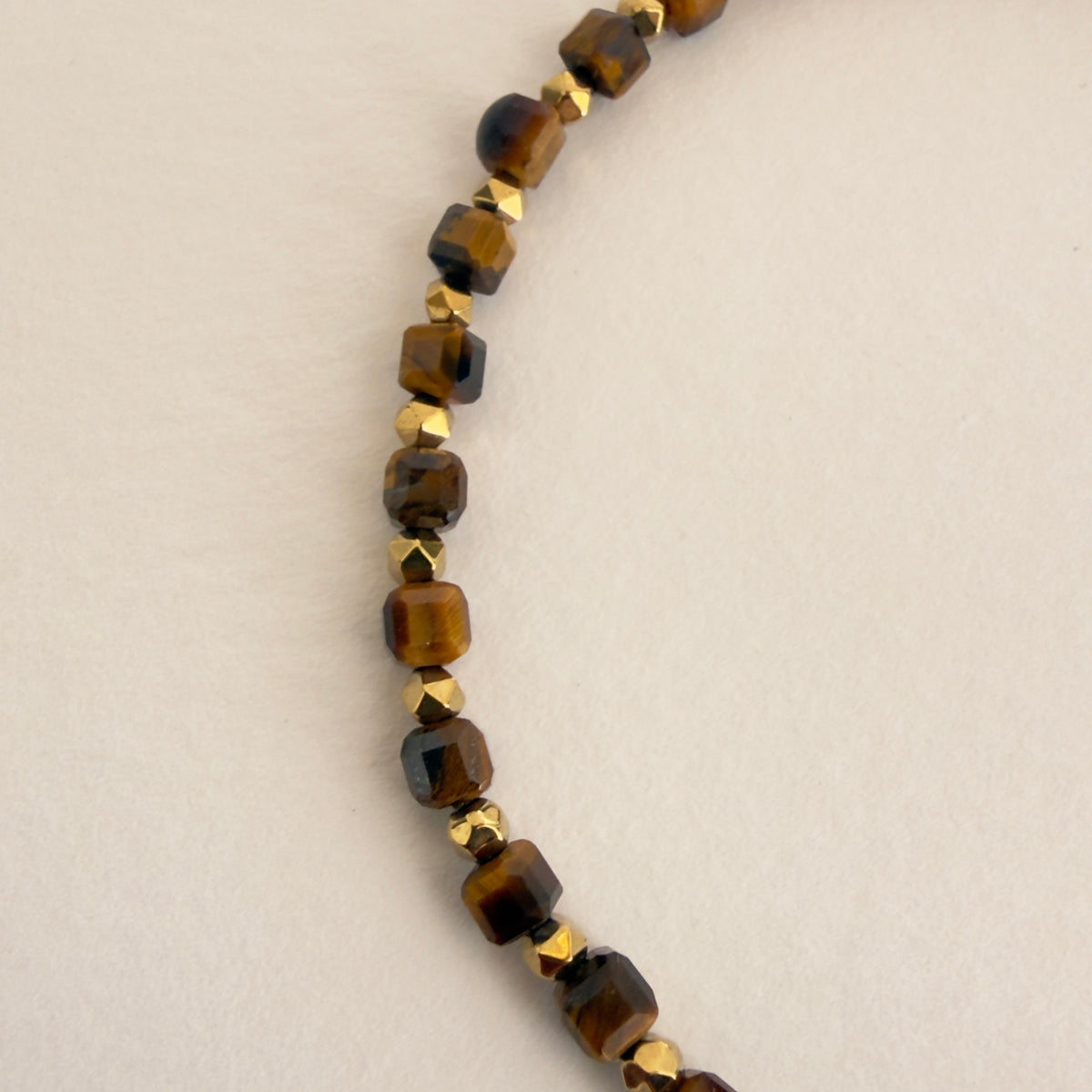 Bracelet œil de tigre, cubes facettés 4 mm & hématite dorée — RÉALISE Paris